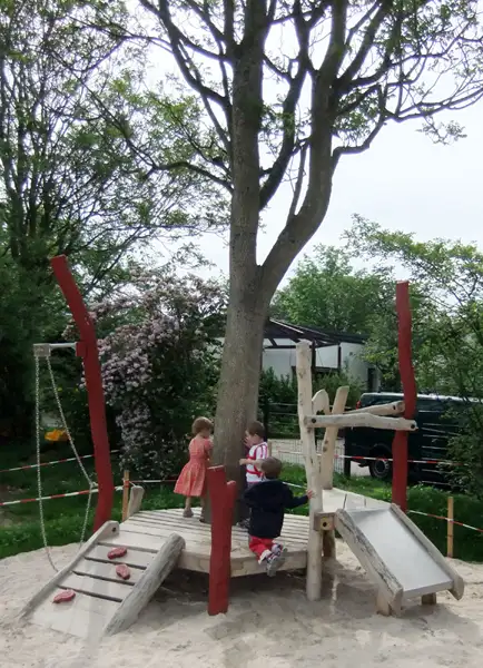 PLATEFORME DANS LES ARBRES LEONBERG SPIELART